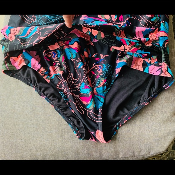 ☀️Sale🔥 Time and Tru - One Piece Flowery Multicolor Swimsuit - Picture 7 of 14